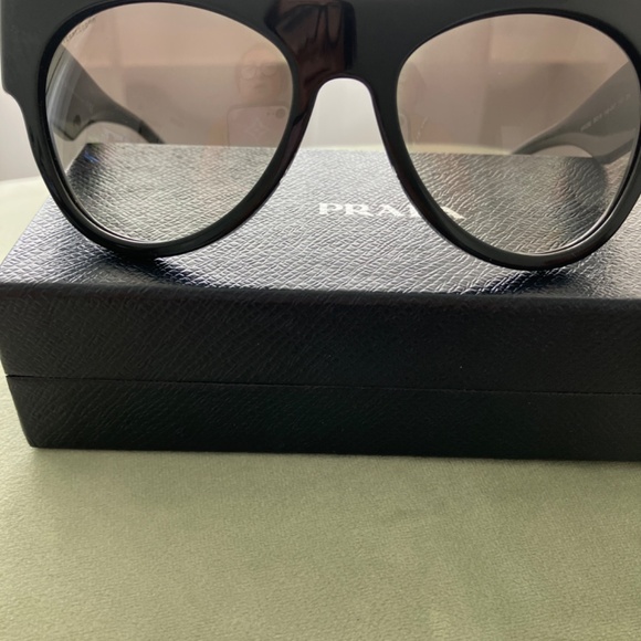 Prada Sunglasses SPR 28Q 56-18 1AB-0A7 140 2N Polished Black Italy - Picture 1 of 6